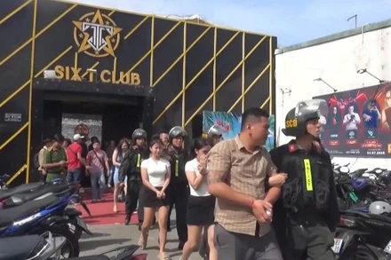 Các đối tượng bị tạm giữ liên quan đến sử dụng trái phép ma túy tại quán bar Six T. (Ảnh: Công an cung cấp)