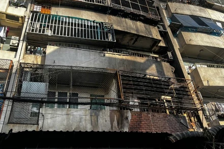 Hiện trường vụ cháy cư xá Độc Lập tối 6/7 tại phường Phú Thọ Hòa, Thành phố Hồ Chí Minh. (Ảnh: NHẬT THÀNH)