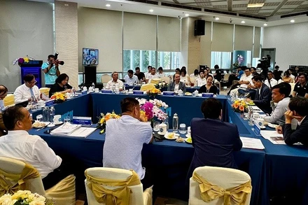 Các đại biểu trao đổi tại hội thảo.