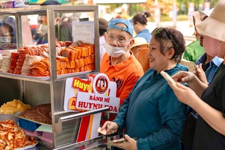 Người dân mua bánh mỳ tại cửa hàng Huynh Hoa. (Ảnh: CTV)