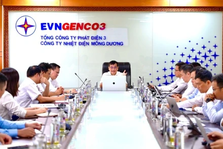 Ông Lê Văn Danh, Tổng Giám đốc EVNGENCO3 chủ trì buổi làm việc với lãnh đạo Nhà máy Nhiệt điện Mông Dương 1.