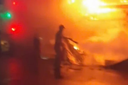 Hiện trường vụ cháy các ki-ốt trong chợ. (Ảnh: CTV)