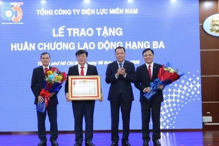 EVNSPC đón nhận Huân chương Lao động hạng Ba vì thành tích xuất sắc trong việc triển khai các dự án cấp điện miền núi, hải đảo và hoàn thành công trình đường dây 220kV Kiên Bình-Phú Quốc. (Ảnh: EVNSPC)