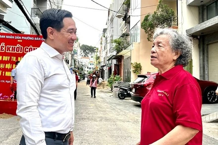 Ông Huỳnh Gia Giang, Chủ tịch Ủy ban nhân dân phường Bàn Cờ lắng nghe những chia sẻ của người dân về vấn đề mở rộng hẻm.