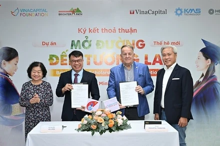 Đại diện các đơn vị ký kết hỗ trợ nữ sinh người dân tộc trong giai đoạn mới.