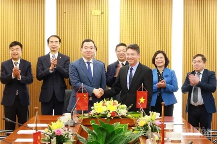 Lãnh đạo hai bên chứng kiến Lễ ký văn kiện hợp tác giữa Tổng công ty Hàng hải Việt Nam và Tập đoàn Cảng Vịnh Bắc Bộ, Quảng Tây.