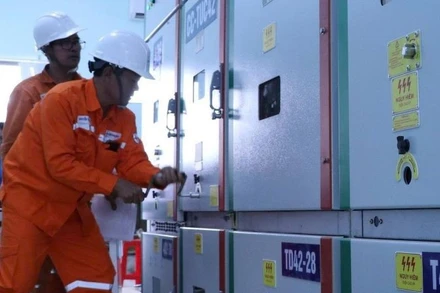 Lực lượng chức năng vừa đấu nối thành công hệ thống điện từ trạm biến áp 110kV Cảng hàng không quốc tế Long Thành (Đồng Nai) đến trạm tiếp nhận nguồn 22kV.