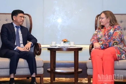 Thứ trưởng Xây dựng Nguyễn Xuân Sang hội đàm với Bộ trưởng Ngoại thương và Hợp tác phát triển Hà Lan Aukje de Vries.