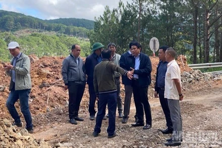 Đoàn công tác của Cục Đường bộ Việt Nam kiểm tra, đánh giá toàn bộ các điểm sạt lở để có phương án khắc phục toàn diện.