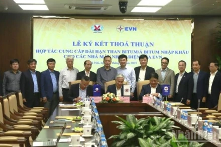 Đại diện lãnh đạo TKV và EVN, EVNGENCO1 ký thỏa thuận cung cấp than nhập khẩu dài hạn.