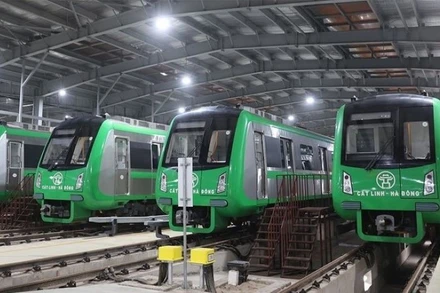 Sáng sớm, khi công việc bảo dưỡng hoàn tất, từng đoàn tàu được đưa về vị trí, sẵn sàng lên tuyến đón khách.