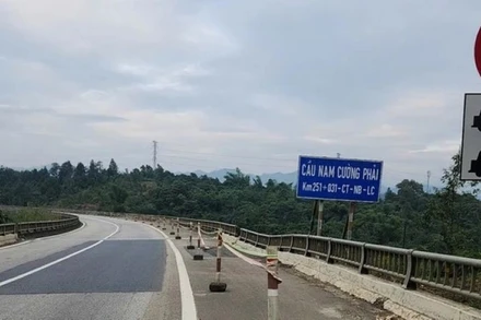 Cầu Nam Cường trên tuyến cao tốc Nội Bài-Lào Cai bị sụt trượt, nứt gãy hư hỏng, đe dọa gây mất an toàn giao thông, cần sớm được sửa chữa, khôi phục.