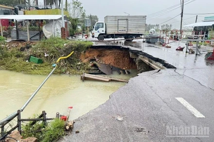 Đến 12 giờ ngày 23/11, vẫn còn 19 vị trí trên các tuyến quốc lộ do địa phương quản lý bị tắc đường do mưa lũ.