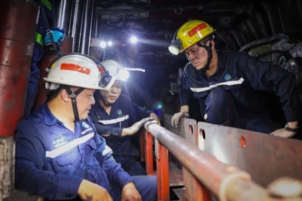 Cán bộ, công nhân Công ty Than Nam Mẫu lắp đặt hệ thống lò chợ cơ giới hóa NM I-6-1B.