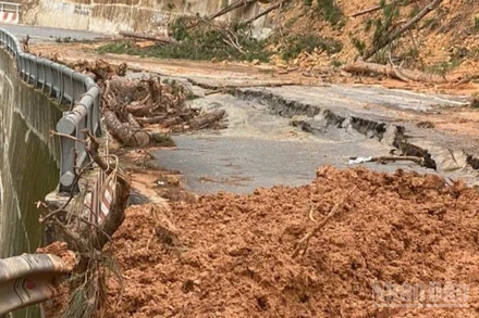 Bộ Xây dựng cho biết, theo thống kê bước đầu, để khắc phục hậu quả thiệt hại mưa lũ gây ra trên các tuyến quốc lộ do trung ương quản lý, tổng kinh phí ước khoảng 500 tỷ đồng.