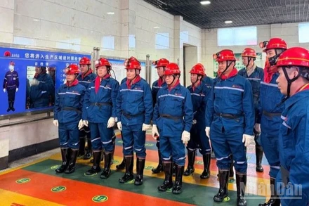 Đoàn công tác của Tập đoàn Công nghiệp Than-Khoáng sản Việt Nam (TKV) khảo sát thực tế, nghiên cứu khai thác cơ giới hoá vỉa dốc tại lò chợ của Công ty Khai thác than Kim Lĩnh.