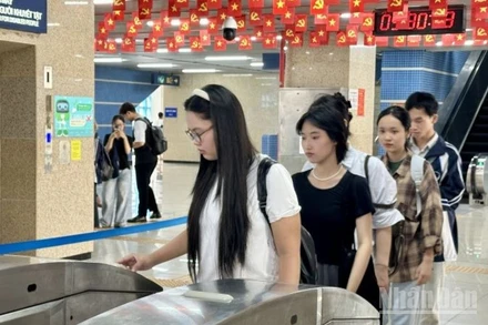 Từ ngày 18/11 tới đây, Hanoi Metro sẽ chuyển đổi toàn bộ hệ thống thu soát vé tự động AFC đang vận hành trên tuyến đường sắt đô thị 2A (Cát Linh-Hà Đông) sang hệ thống mới.