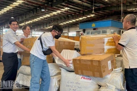 Hãng hàng không Vietnam Airlines tiếp tục triển khai chương trình tiếp nhận và vận chuyển miễn phí hàng hóa hỗ trợ vùng lũ lụt trên các chuyến bay.