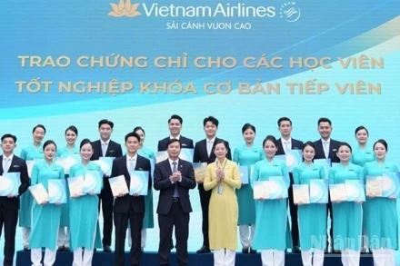 Khoảnh khắc trao chứng chỉ tốt nghiệp khóa tiếp viên cơ bản-một điểm nhấn trong chương trình của Ngày hội, thể hiện nỗ lực của Vietnam Airlines trong đào tạo nguồn nhân lực chất lượng cao. 