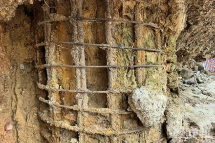 Nhiều cọc bê-tông trụ cầu Sông Lô bị lộ cốt thép, mất hoàn toàn lớp bê-tông bảo vệ.