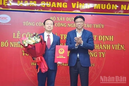Thay mặt lãnh đạo Bộ Xây dựng, Thứ trưởng Nguyễn Xuân Sang trao quyết định bổ nhiệm ông Trần Mạnh Hà, Quyền Tổng Giám đốc SBIC giữ chức vụ Thành viên Hội đồng thành viên, Tổng Giám đốc SBIC.