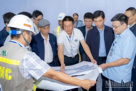 Thứ trưởng Xây dựng Lê Anh Tuấn (thứ 3 từ phải sang) dẫn đầu đoàn công tác của Bộ đi thị sát tiến độ triển khai dự án mở rộng nhà ga hành khách T2, Cảng Hàng không quốc tế Nội Bài.