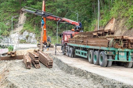 Trong ngày hôm nay 24/11, đơn vị thi công sẽ phấn đấu hoàn thành cơ bản phần ép cừ, lắp hàng rào tôn và biển báo.