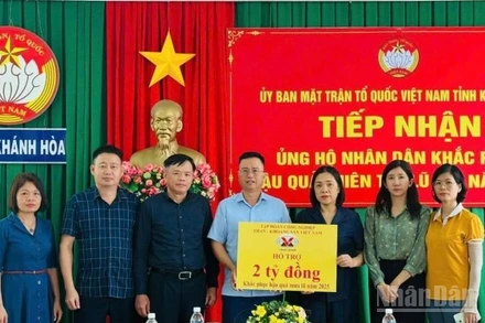 Đại diện lãnh đạo TKV trao 2 tỷ đồng hỗ trợ tỉnh Khánh Hòa góp phần khắc phục hậu quả thiên tai mưa lũ.