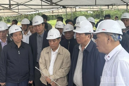 Bộ trưởng Xây dựng Trần Hồng Minh dẫn đầu Đoàn công tác kiểm tra, thị sát công trường thi công hai dự án đường cao tốc Đồng Đăng-Trà Lĩnh và Hữu Nghị-Chi Lăng.