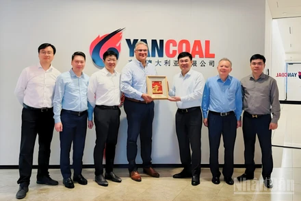 Chủ tịch Hội đồng thành viên TKV Ngô Hoàng Ngân (thứ 3 từ phải sang) thăm và làm việc tại Công ty Yancoal (Australia).