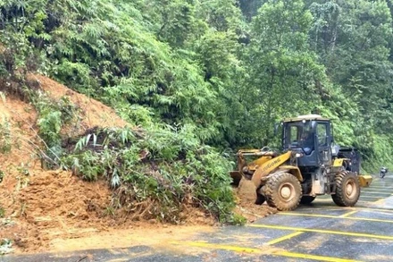 Các đơn vị quản lý và lực lượng thi công tiếp tục triển khai dọn dẹp, khắc phục triệt để đất đá, chướng ngại vật còn sót lại trên đường Hồ Chí Minh nhánh tây qua địa bàn thành phố Huế để bảo đảm an toàn giao thông thông suốt sau lũ.