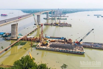 Do chưa có mặt bằng, việc thi công mở rộng tuyến cao tốc Thành phố Hồ Chí Minh-Long Thành, phía địa bàn Thành phố Hồ Chí Minh, chủ yếu diễn ra dưới sông.