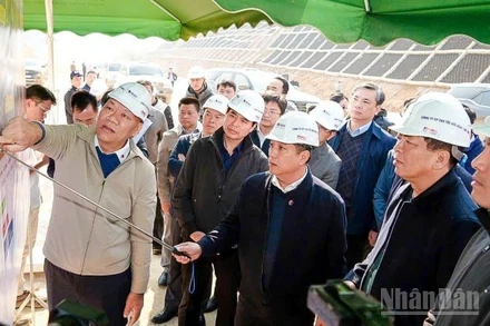 Bộ trưởng Xây dựng Trần Hồng Minh (thứ hai từ phải sang) kiểm tra tình hình thi công tại hai dự án đường cao tốc qua Cao Bằng và Lạng Sơn.