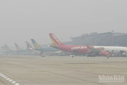 Sáng sớm 27/1, khu vực sân bay Nội Bài sương mù dày đặc, ảnh hưởng khai thác, nhiều chuyến bay buộc phải dừng khai thác, thay đổi giờ cất-hạ cánh.