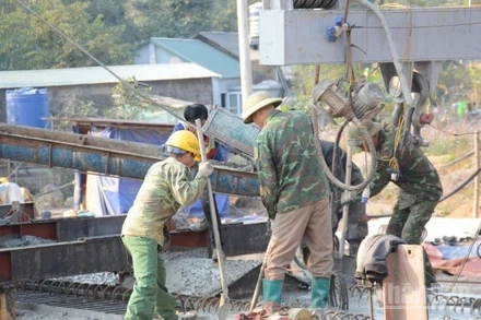 Cán bộ, công nhân Công ty Công ty cổ phần Đầu tư và xây dựng giao thông Phương Thành triển khai đúc dầm cầu Khuổi Quận bắc qua sông Cầu.