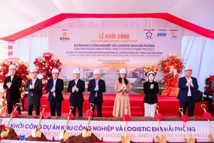 Các đại biểu thực hiện nghi thức khởi công Khu công nghiệp và Logistics EHA Hải Phòng.