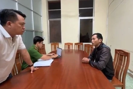 Cơ quan chức năng làm việc với 1 trong 3 đối tượng. (Ảnh: Công an cung cấp)