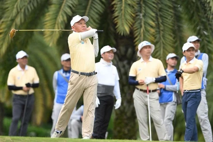 Các golfer thi đấu tại giải. (Ảnh: HỮU THỐNG)