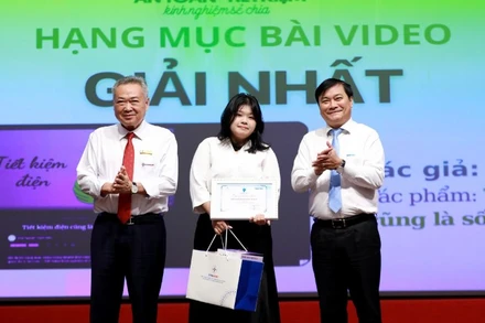 Ban tổ chức trao giải nhất cho tác giả đạt giải nhất ở hạng mục video clip. (Ảnh: NGỌC DƯƠNG)