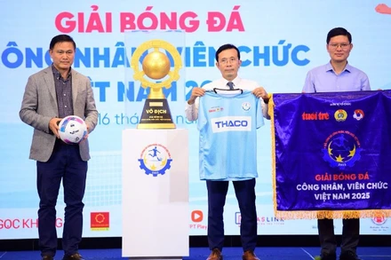 Đại diện Ban tổ chức giới thiệu trang phục, cúp và bóng thi đấu của giải Bóng đá công nhân, viên chức Việt Nam 2025. (Ảnh: QUANG ĐỊNH)
