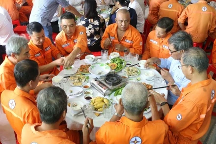 Bữa cơm Công đoàn tại Công ty Cổ phần Nhiệt điện Bà Rịa.