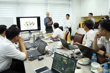 Ông Ron Newport, Nhà sáng lập Học viện ảnh nhiệt IRT đang giảng bài cho các kỹ sư.