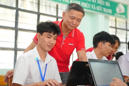 Đại diện Keppel trải nghiệm các thiết bị số cùng các em học sinh Trường trung học phổ thông Nguyễn Huệ A.