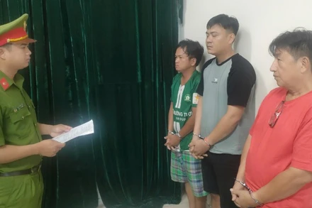 Các đối tượng tại cơ quan chức năng. (Ảnh: Công an cung cấp)