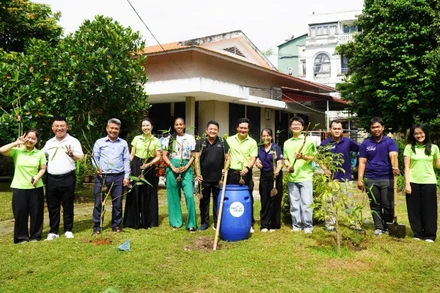Đại diện các đơn vị, tổ chức trồng tre tại Làng Trẻ em SOS Việt Nam.