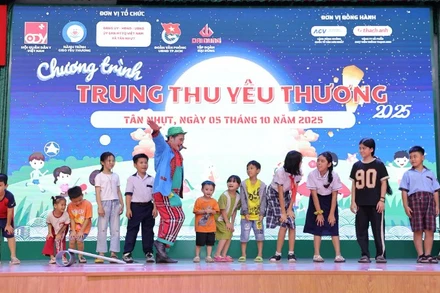Các em thiếu nhi tham gia tiết mục diễn xiếc tại chương trình "Vui Tết Trung thu". 