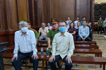 Hai bị cáo Nguyễn Công Khế (trái) và Nguyễn Quang Thông tại phiên tòa.