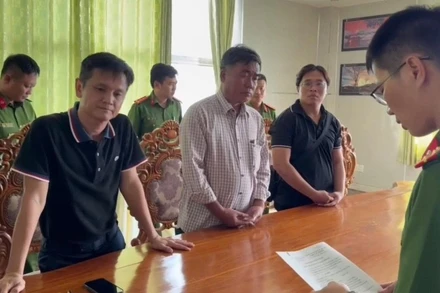 Cơ quan chức năng làm việc với các bị can. (Ảnh: Công an cung cấp)