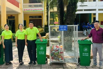Thanh Hóa Đại Diện Các Đơn Vị Và Lãnh Đạo Trường Trung Học Phổ Thông Hà Trung Giới Thiệu Về Mô Hình Phân Loại Rác Tại Nguồn.