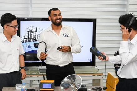 Ông Enam Miah, Giám đốc Dịch vụ IPEC LTD giới thiệu cho các học viên các thiết bị đo kiểm phóng điện cục bộ. (Ảnh: EVNHCMC)